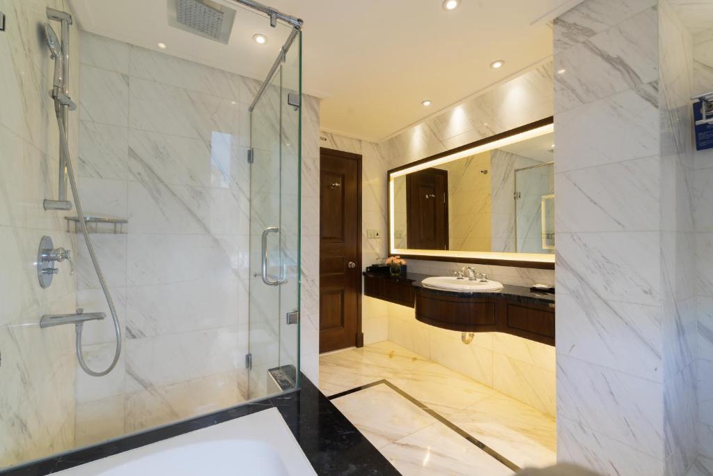 The Lapis Hotel Bathroom