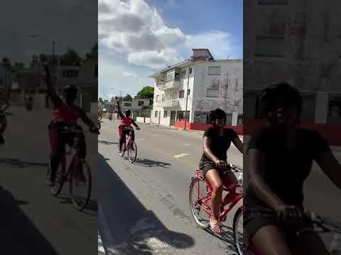 Travellers on the road during their Havana Bike tour