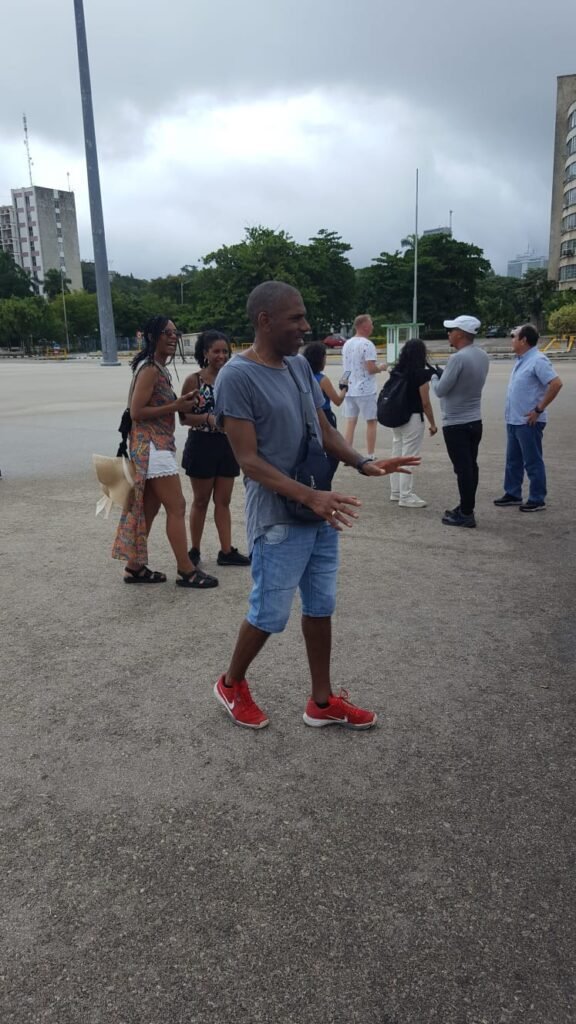 Pat & travellers during Havana classic car tour