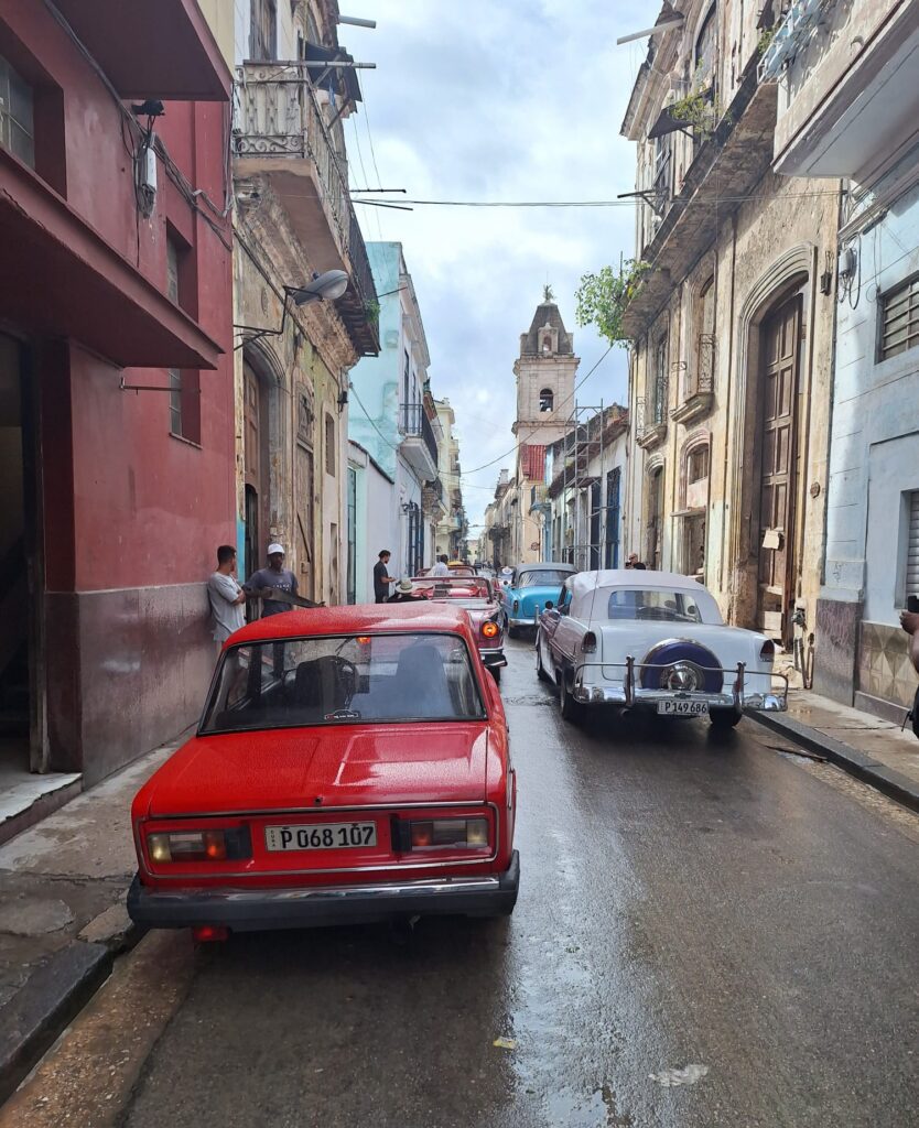 Cars get in convoy ready for Havana classic car tour